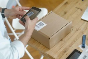 スマートフォンでQRコードを読み取る手元、eSIM設定のイメージ
